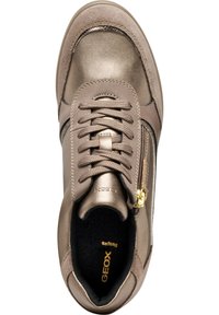 Bruine leren sneaker met suede accenten, vetersluiting, metallic afwerking, ritssluiting aan de zijkant en zwarte binnenvoering met logo.