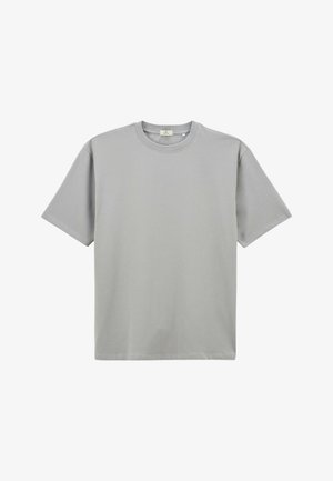 T-shirt gris à manches courtes en coton doux. Il présente un col rond et une coupe décontractée, sans motifs ni designs visibles.
