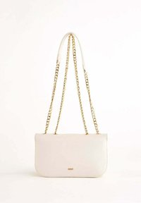 Borsa a tracolla rettangolare bianca con catena dorata e piccolo logo dorato "Gaudi" sul davanti, su sfondo bianco uniforme.