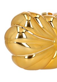 Złota kopertówka o rzeźbiarskim, falistym designie. Gładka metaliczna faktura i charakterystyczny zaokrąglony kształt, wyposażona w zapięcie typu zatrzask.