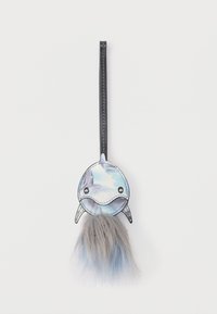 Μπρελόκ σε σχήμα φάλαινας από λευκή, μπλε και γκρι συνθετική γούνα, με γυαλιστερό υλικό και μαύρα μάτια. Διαθέτ ει μαύρο λουράκι για στερέωση.