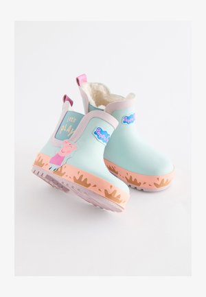 Jasnoniebieskie gumowce z różowymi akcentami, wyściełane kremowym polarem, z wypukłym wzorem Świnki Peppy. Napis: "idziemy się bawić!"