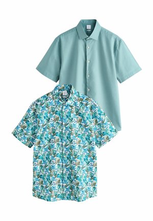 Deux chemises à manches courtes boutonnées ; une unie bleu sarcelle clair, l'autre blanche avec un motif floral feuillu bleu et vert.