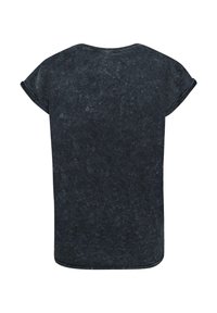 T-shirt gris foncé à manches courtes avec un col rond, tissu légèrement texturé et ourlet brut en bas. Pas de motifs ou de logos visibles.