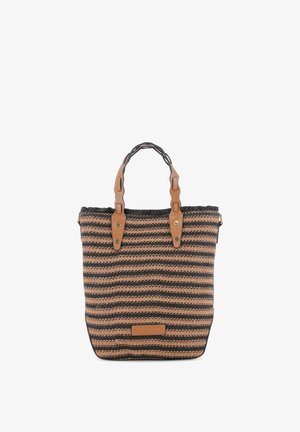 Bolso tote tejido a rayas en negro y marrón claro con asas de cuero marrón y un pequeño parche rectangular de cuero en la parte frontal.