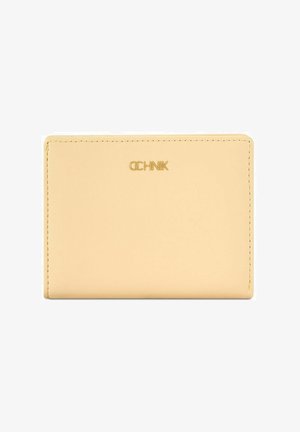 Beżowy skórzany portfel z złotym logo OCHNIK umieszczonym na środku u góry, o prostokątnym kształcie i widocznym przeszyciu na krawędziach.