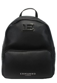 Zaino in pelle nera con texture a granuli, caratterizzato da un prominente logo "E" in rilievo e una tasca frontale con cerniera. Gli accessori includono ferramenta in tono argento.