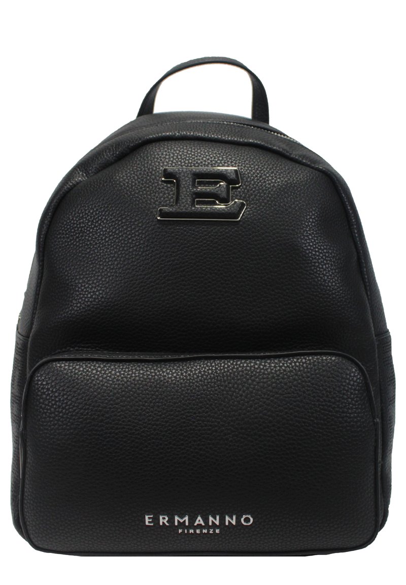Zaino in pelle nera con texture a granuli, caratterizzato da un prominente logo "E" in rilievo e una tasca frontale con cerniera. Gli accessori includono ferramenta in tono argento.