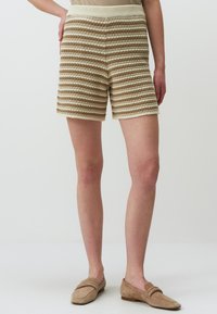 Beige und creme gestreifte Shorts aus strukturiertem, gewebtem Stoff; elastischer Bund; lässiger Schnitt; mittellange Oberschenkellänge; weiche, gerippte Details.