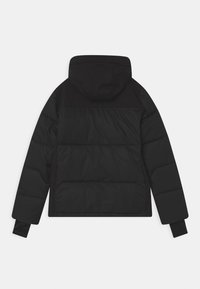 Schwarze gepolsterte Jacke mit Kapuze, die ein Blockfarben-Design aufweist, eine glatte Textur und elastische Bündchen hat. Der Rücken ist nahtgesteppt.