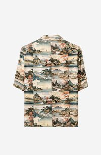 Κοντομάνικο πουκάμισο με πατχγουορκ σχέδιο παραδοσιακών ιαπωνικών τοπίων, που περιλαμβάνει βουνά, ναούς, δέντρα και υδάτινες σκηνές σε απαλούς τόνους.