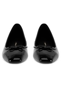 Juodos lakuotos odos baleto bateliai su aštriu noseliu, priekyje dekoruoti maža kaspino detalė. Lygus, blizgus paviršius ir minimalistinis dizainas.