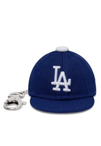 Portachiavi in tessuto blu con un piccolo design di cappellino da baseball, con logo "LA" bianco, un bottone bianco sopra e un gancio argentato.