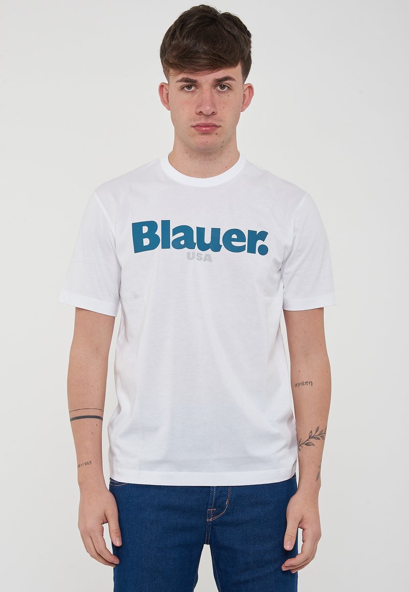 T-shirt bianco in cotone a maniche corte, con la scritta teal "Blauer." e un sottile dettaglio "USA" sottostante. Design classico a collo tondo.