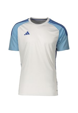 T-shirt de sport blanc à manches courtes avec épaules et manches bleu clair, bandes bleu foncé sur les épaules et logo Adidas bleu foncé sur la poitrine.