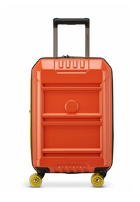 Maleta orange de concha dura con asa telescópica y cuatro ruedas giratorias amarillas, panel frontal con cremalleras horizontales elevadas y un detalle circular.