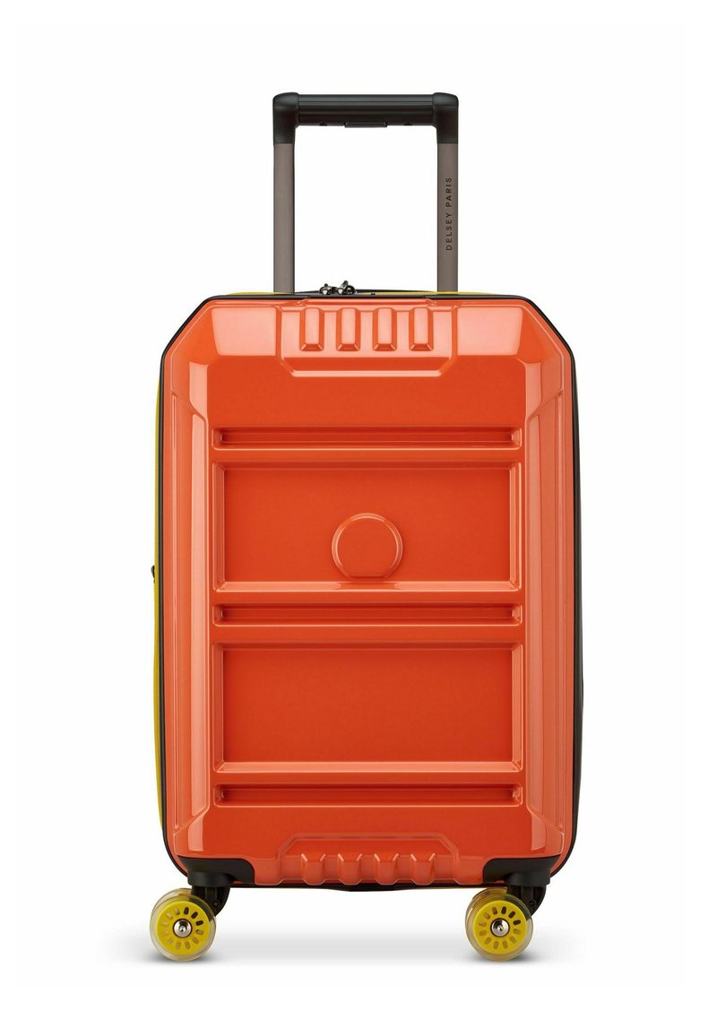 Maleta orange de concha dura con asa telescópica y cuatro ruedas giratorias amarillas, panel frontal con cremalleras horizontales elevadas y un detalle circular.