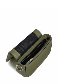 Borsa in pelle verde oliva con finitura texture, tasca con zip e fodera nera a motivo. Presenta un accento metallico argento e un cappuccio pieghevole.