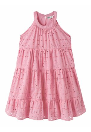 Lyserød ærmeløs kjole med øjlemønster, rynkede lag og rund halsudskæring med knaplukning bagpå.
