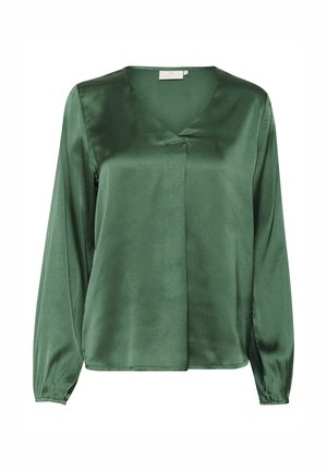 Blouse en satin vert avec un col en V, manches longues et poignets froncés ; texture lisse avec un brillant subtil et sans motifs visibles.