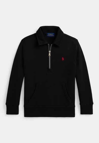 Schwarzer Fleece-Pullover mit Stehkragen, halber Reißverschluss an der Front, rotem Logo auf der Brust und einer vorderen Kängurutasche. Weiche Textur.