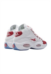 Weiße Ledersneakers mit roten Akzenten, gepolstertem Kragen und mehrfarbiger Sohle. Mit sechseckigen Luftöffnungen und gemusterten Schnürsenkeln.