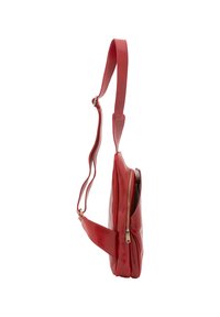 Borsa a spalla in pelle rossa con finitura lucida, scomparto principale con zip e una lunga tracolla regolabile. Presenta una forma elegante e affusolata.