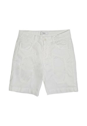 Pantaloncini di jeans bianchi fino al ginocchio con bottone frontale, cerniera e molteplici tasche, tra cui una piccola tasca per monete sul lato destro.