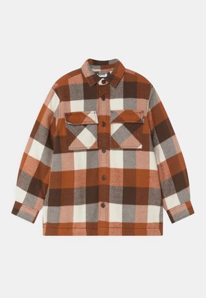 Veste-chemise à manches longues à carreaux marron, orange, gris et blanc avec fermeture par boutons et deux poches poitrine à rabat.