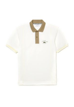 Polo shirt blanc avec un col marron clair, des manches courtes et des accents jaunes. Présente un logo Lacoste vert sur la poitrine.