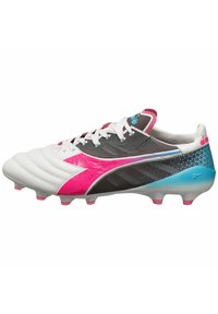 Scarpino da calcio con tomaia in pelle bianca, dettagli in mesh neri, accentuazioni rosa e blu, e tacchetti sulla suola per aderenza sull'erba.