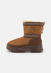 UGG CLASSIC MINI TRAILGAZER - Zimski škornji - chestnut