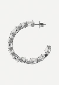 Orecchino a cerchio argento con molteplici strass trasparenti, forme di taglio alternate e una chiusura a retro sicuro. Dettagli di superficie texturizzati.