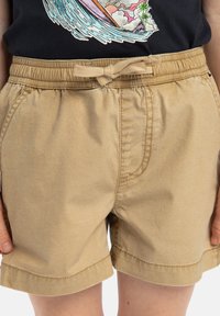 Khaki-shorts med elastisk midja och justerbar dragsko. Har sidofickor och en ren, enkel design.
