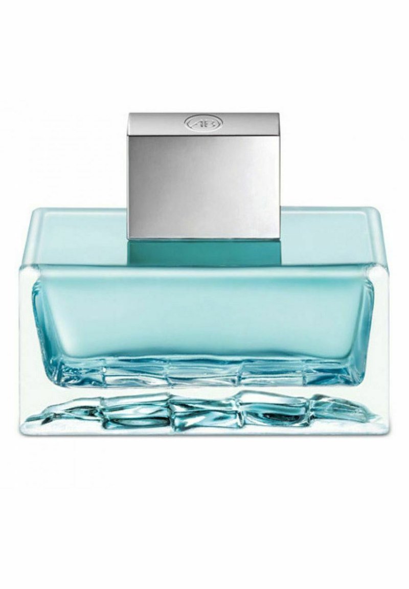 Klar glasparfymflaska med rektangulär form, akva blå vätska och ett silverfärgat rektangulärt lock. Texturerad bas med en slät yta.