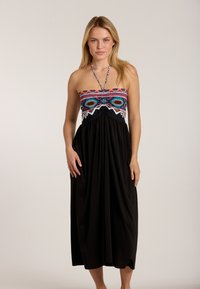 Schwarzes Maxikleid mit einem farbenfrohen bestickten Oberteil, Halterneck und gerafftem Taillenbereich. Glattes Material mit einer lockeren Silhouette.