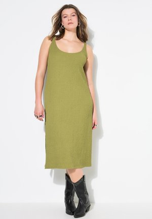 MIDI STRAIGHT SHAPE BUBBLE-STRUKTUR - Vapaa-ajan mekko - green