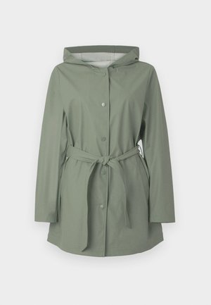 Ljusgrön regnrock med huva, framknäppt med tryckknappar och ett knutet tygbälte i midjan, visad mot en vit bakgrund.