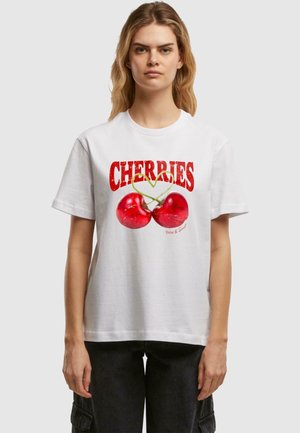 Weißes Baumwoll-T-Shirt mit einem grafischen Druck von zwei roten Kirschen mit grünen Stielen, und dem Wort "CHERRIES" in fetten roten Buchstaben darüber.