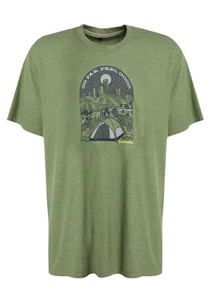 Camiseta verde con un gráfico de una persona y un perro acampando junto a una tienda, montañas, horizonte de la ciudad y el texto "Go Far. Feel Good."