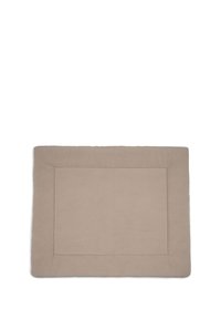 Rechthoekige mat in een zachte, lichtbeige kleur met een pluche textuur. Beschikt over een gestikt rand die een centraal paneel omlijnt.