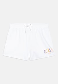 Pantalones cortos blancos hechos de una tela suave, con una cinturilla ajustable y un logotipo multicolor de "ELLESSE" en el lado izquierdo.