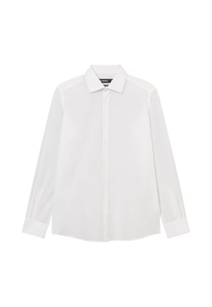 Biała długa koszula na guziki z ostrym kołnierzem i zapinanymi na guziki mankietami, prezentowana na płasko na białym tle.