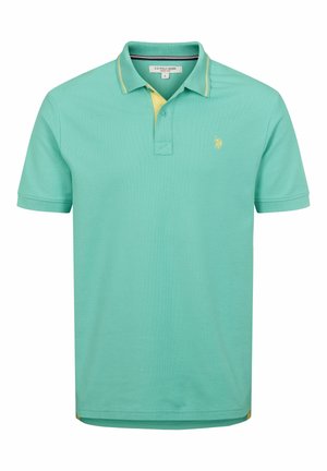 Turkos kortärmad polo med en gul krage och broderad logotyp på bröstet. Tillverkad av ett strukturerat tyg.