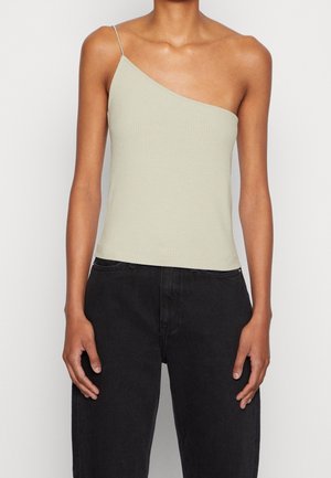 Lysegrøn ribbet tanktop med en skulderdesign og tynd strop, parret med højtaljede sorte bukser. Glat tekstur og tætsiddende facon.