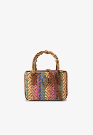 Geweven handtas met een levendig, veelkleurig patroon, voorzien van een bruine leren basis, bamboe handvatten en een decoratieve metalen accent.