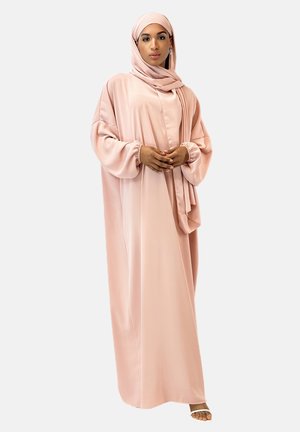 Robe longue et ample en satin rose doux, avec des manches longues et un col haut, accompagnée d'un hijab assorti.