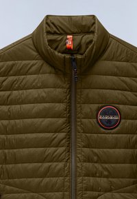 Μπουφάν σε ελιά πράσινο χρώμα, με επένδυση καπιτονέ, όρθιο γιακά, πλήρης φερμουάρ και κυκλικό λογότυπο στο αριστερό στήθος. Διαθέτει πορτοκαλί λεπτομέρεια στο τράβηγμα του φερμουάρ.