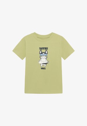 T-shirt en coton vert clair avec un graphique d'un chien portant des lunettes de soleil et le texte "SUMMER VIBES", design simple et manches courtes.