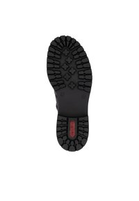 Semelle de botte en caoutchouc noir avec des crampons profonds pour une bonne adhérence, arborant un logo de marque rouge. Comprend une surface texturée et un motif de formes en relief.